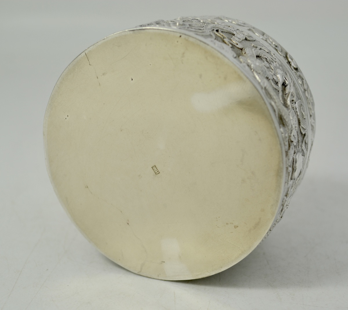 Chine vers 1900. Boite en argent -photo-3