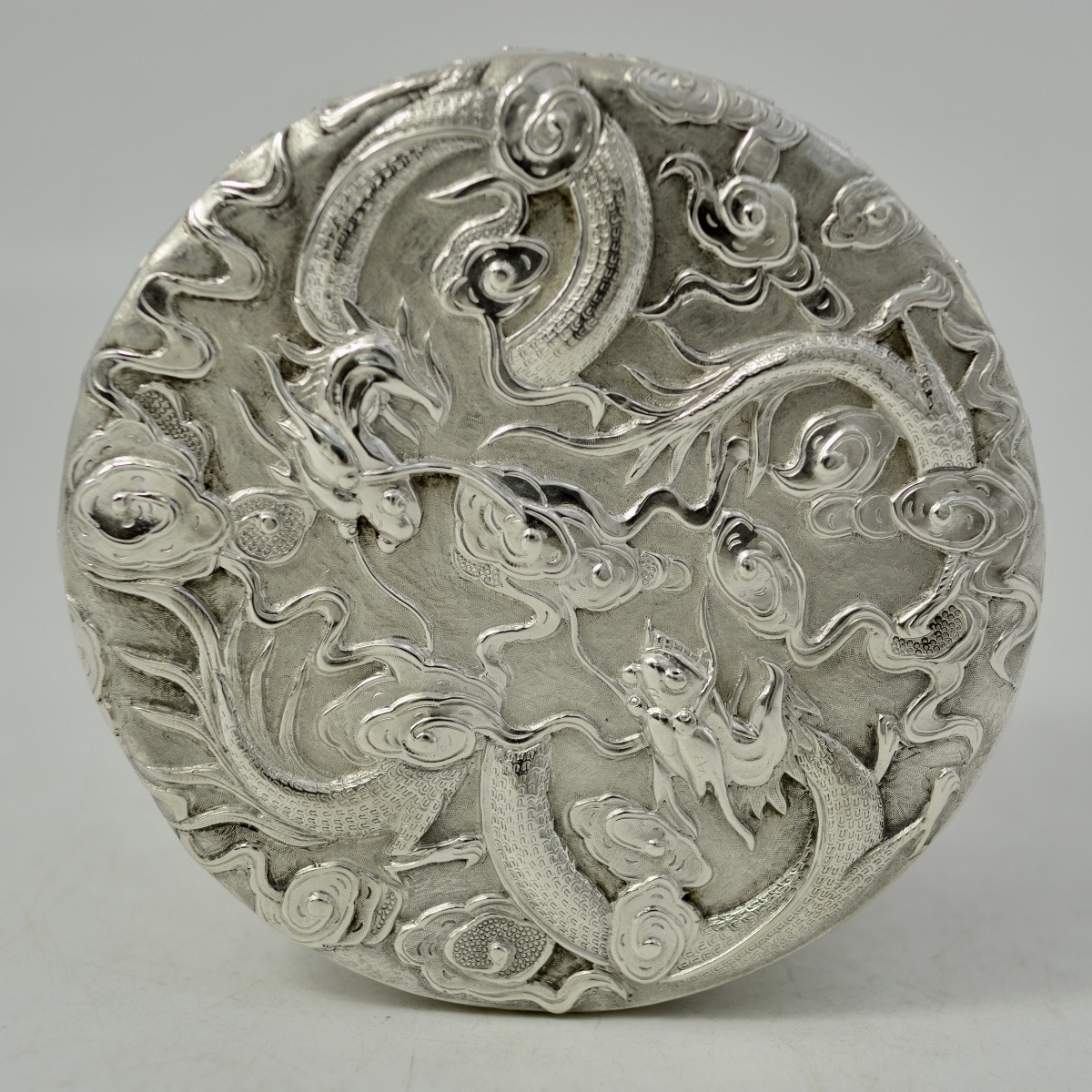 Chine vers 1900. Boite en argent -photo-4