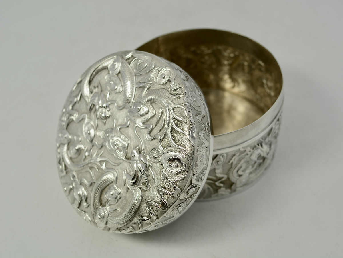 Chine vers 1900. Boite en argent -photo-6