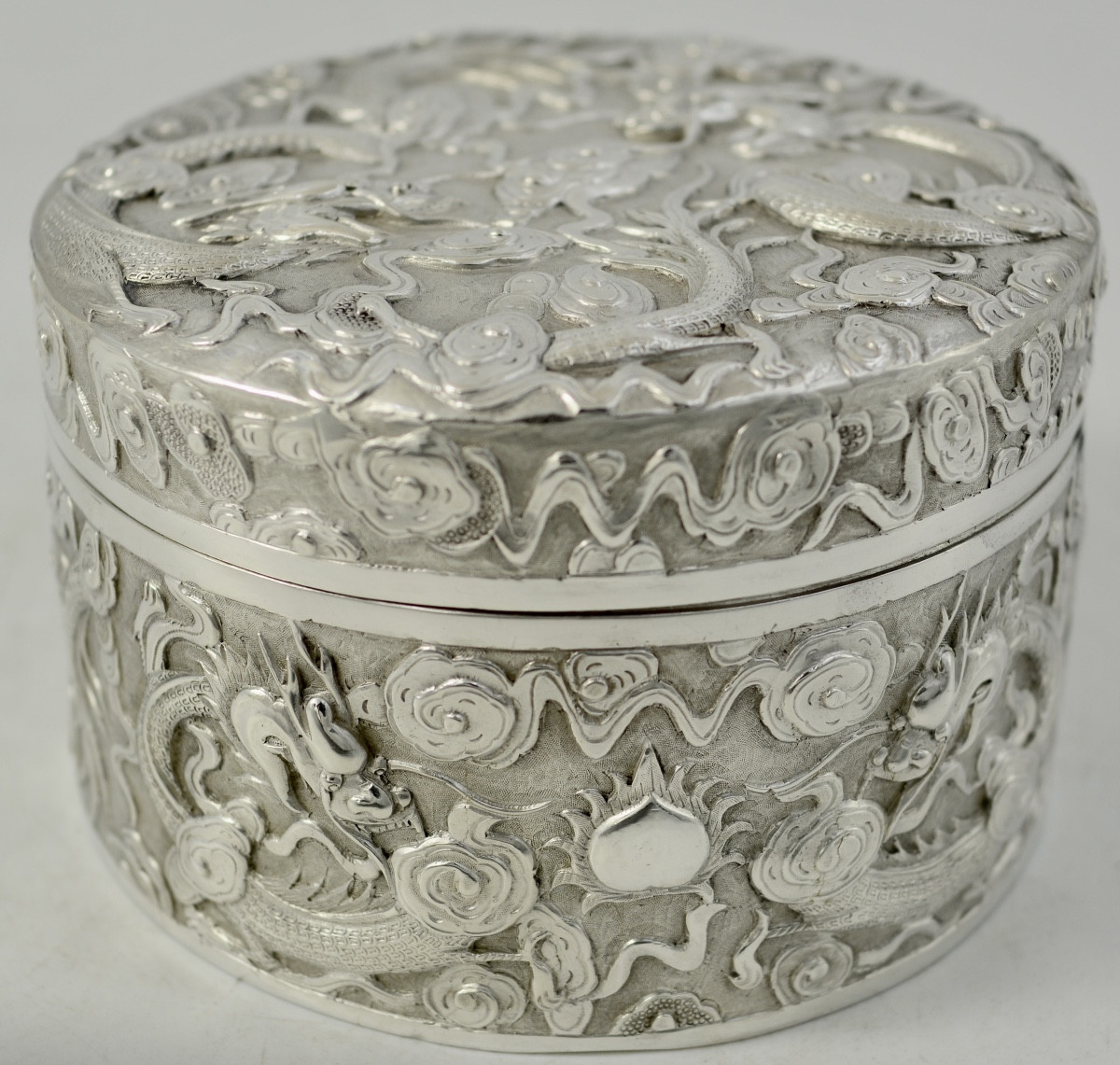 Chine vers 1900. Boite en argent -photo-7