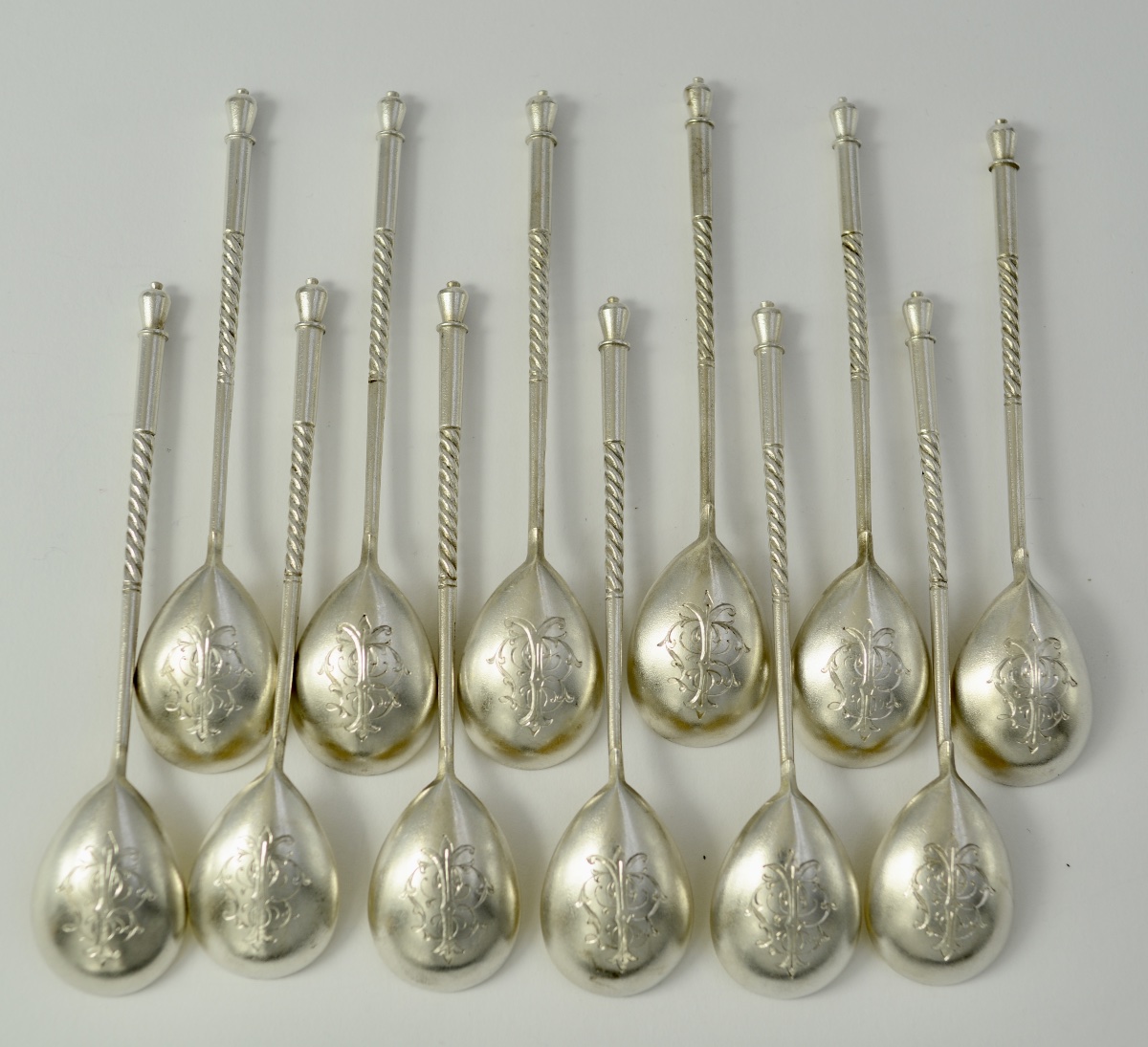 Russie vers 1900. Douze cuillères à café en argent . 