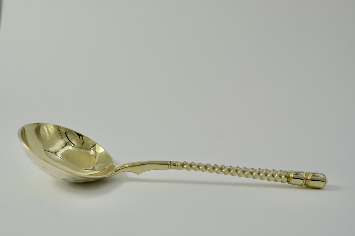 RUSSIE VERS 1883. Cuillere à caviar en argent doré. -photo-3