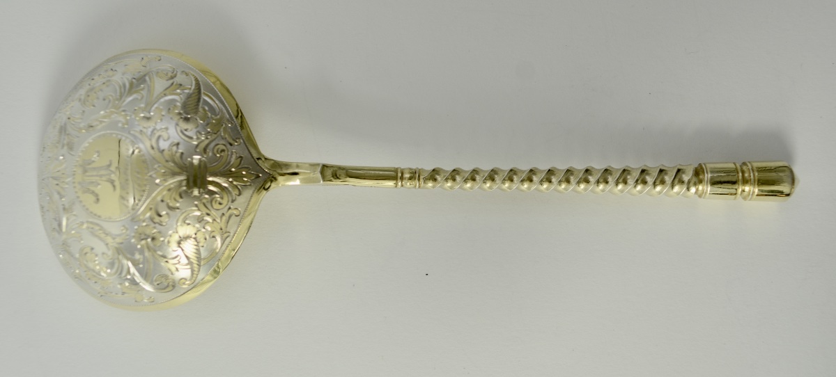 RUSSIE VERS 1883. Cuillere à caviar en argent doré. 
