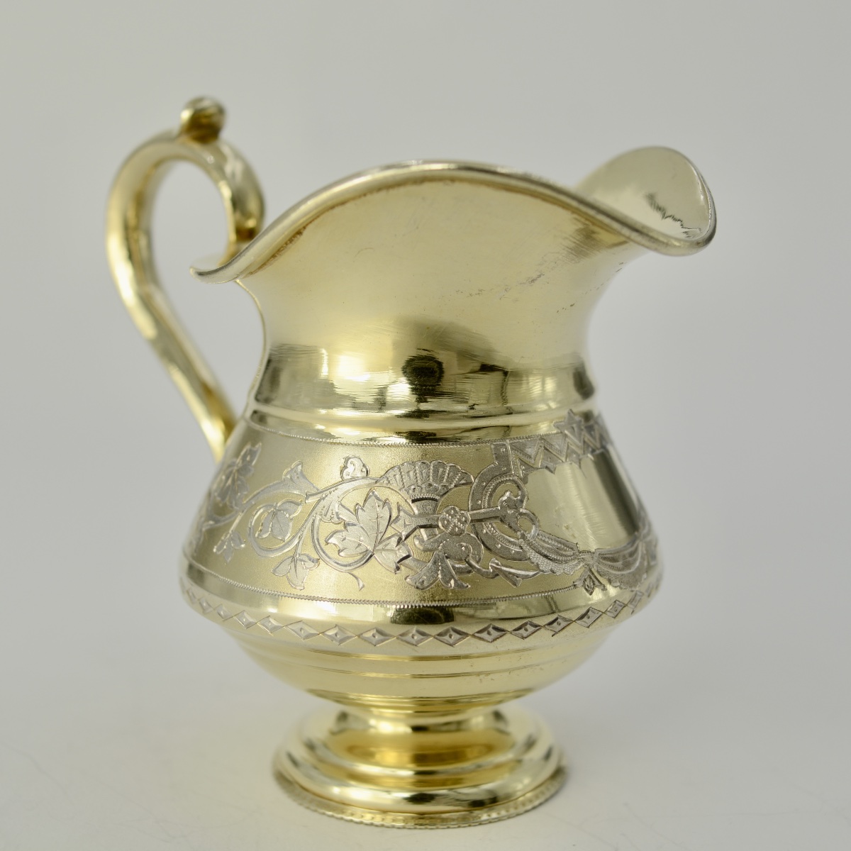 Russie vers 1900.  Pot à lait en argent doré.-photo-1