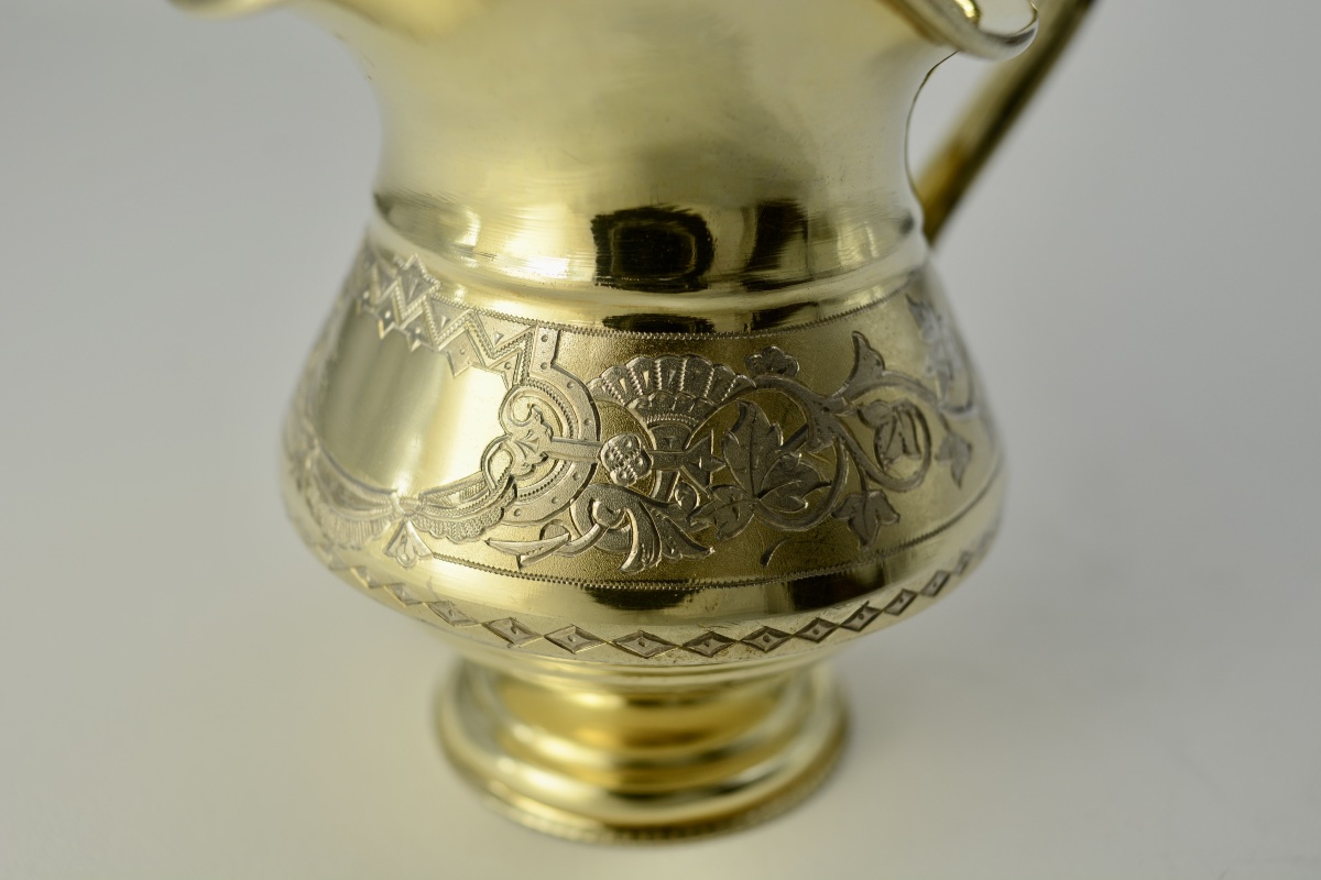 Russie vers 1900.  Pot à lait en argent doré.-photo-2