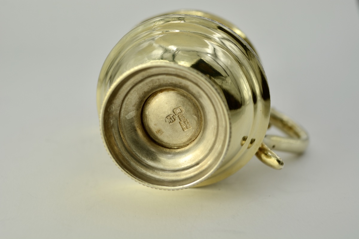 Russie vers 1900.  Pot à lait en argent doré.-photo-3