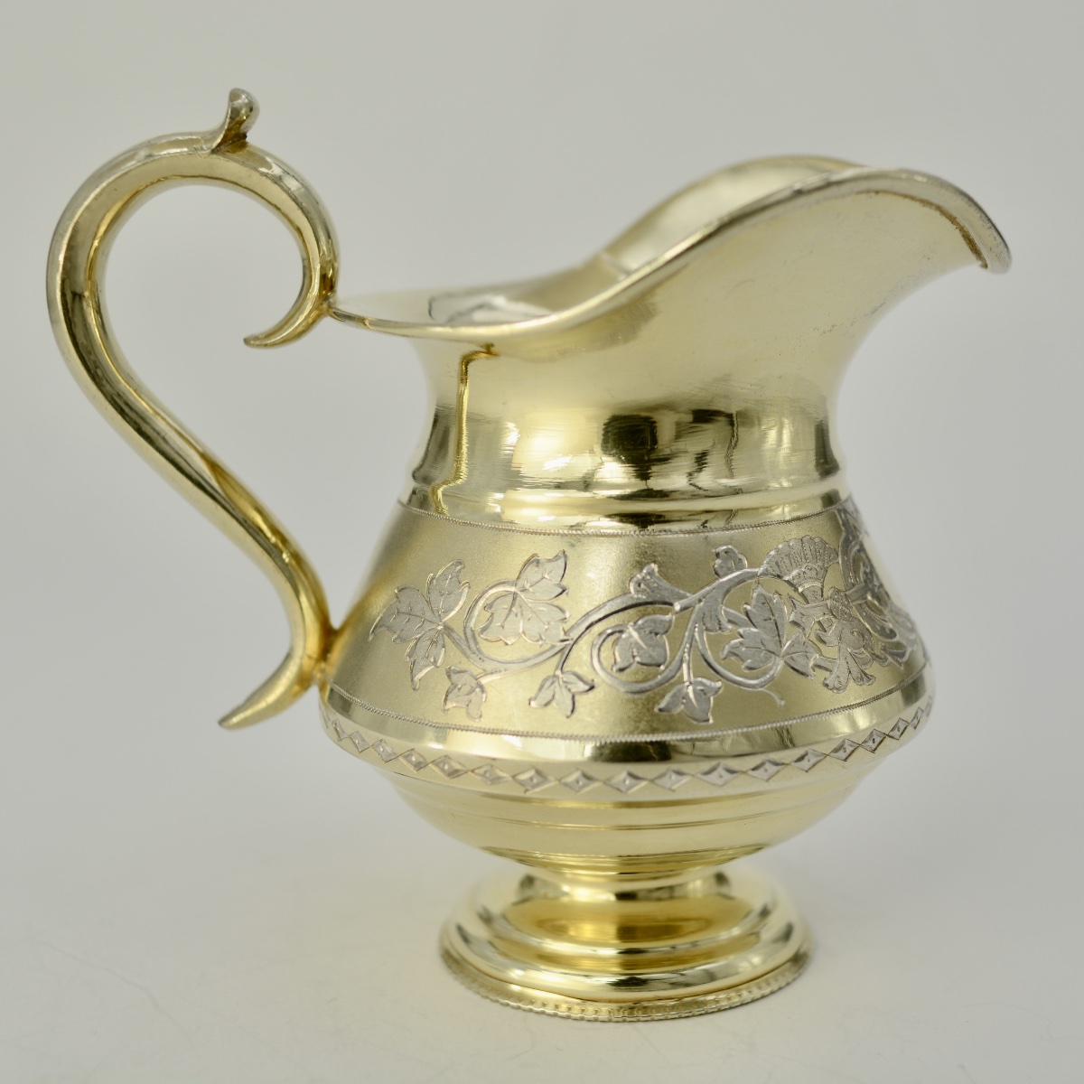 Russie vers 1900.  Pot à lait en argent doré.