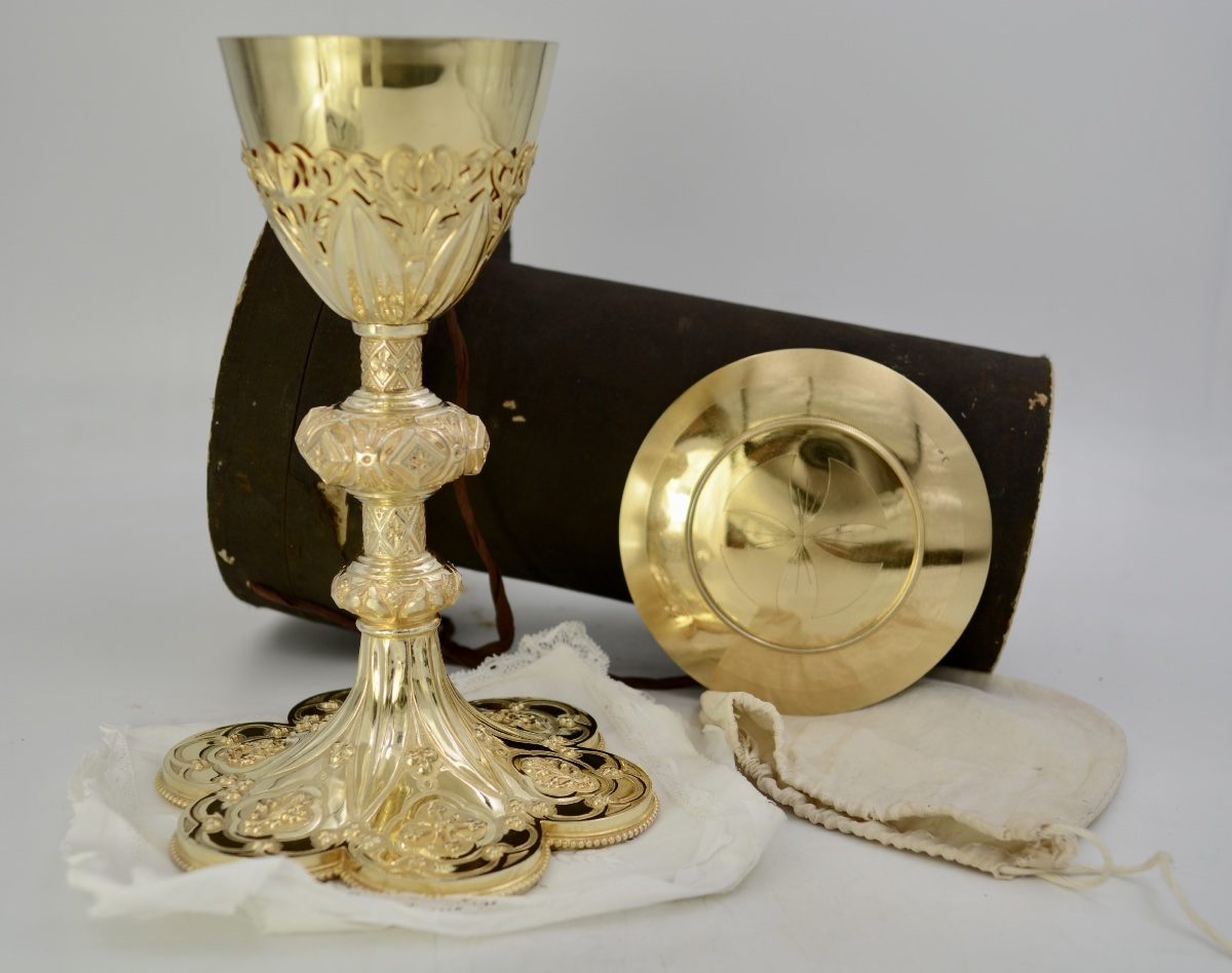 Calice et patene , coffre, argent doré. France 19 eme siècle . 