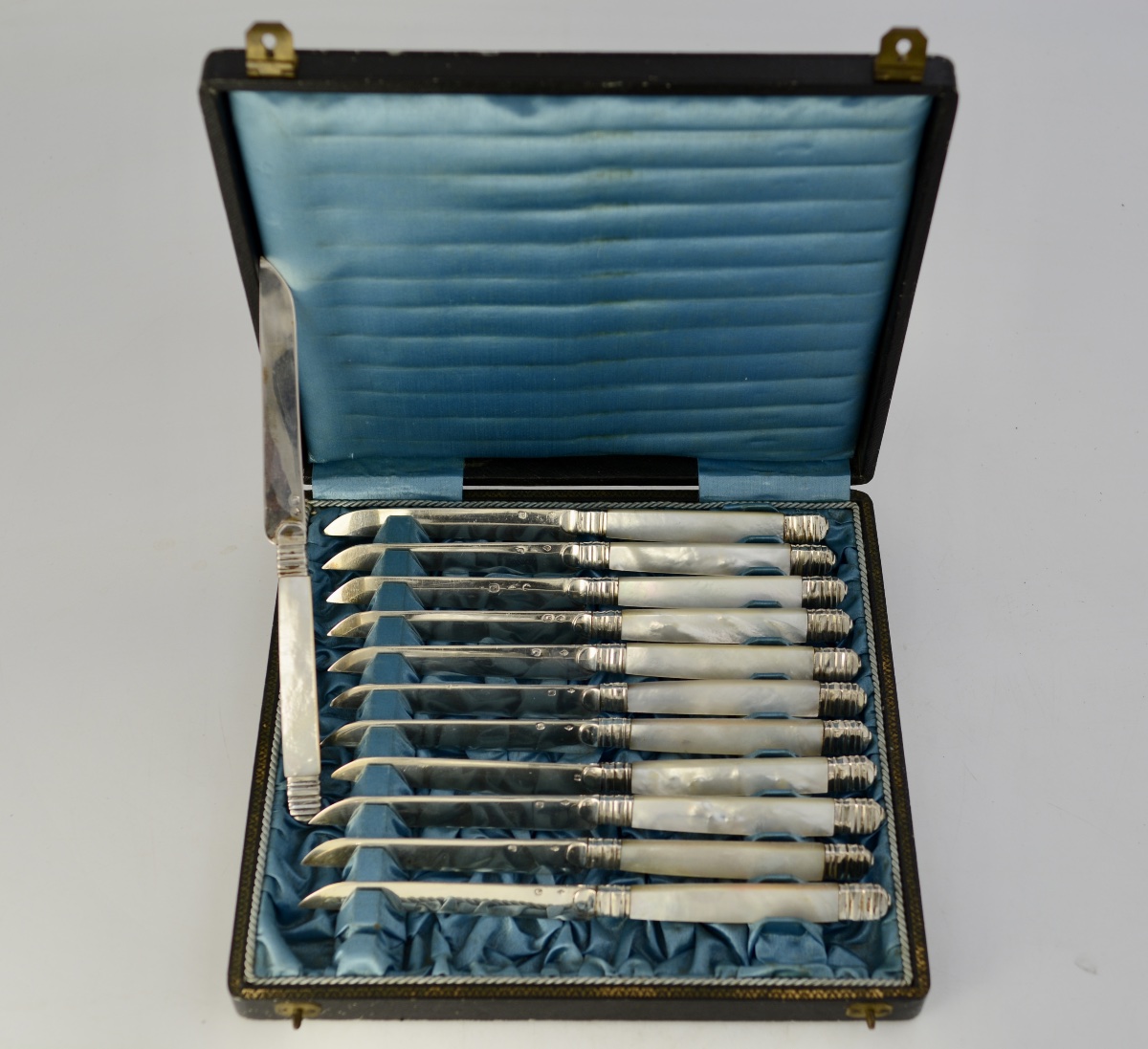 Couteaux à fruits en argent et nacre. France vers 1840