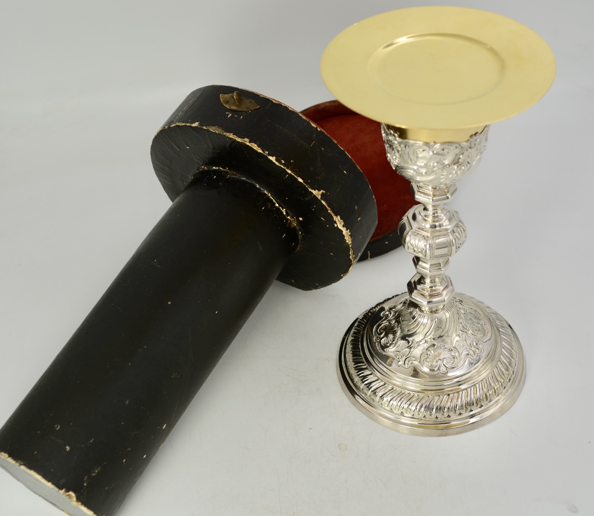 Silver And Vermeil Chalice And Paten, France, 18th Century -photo-2