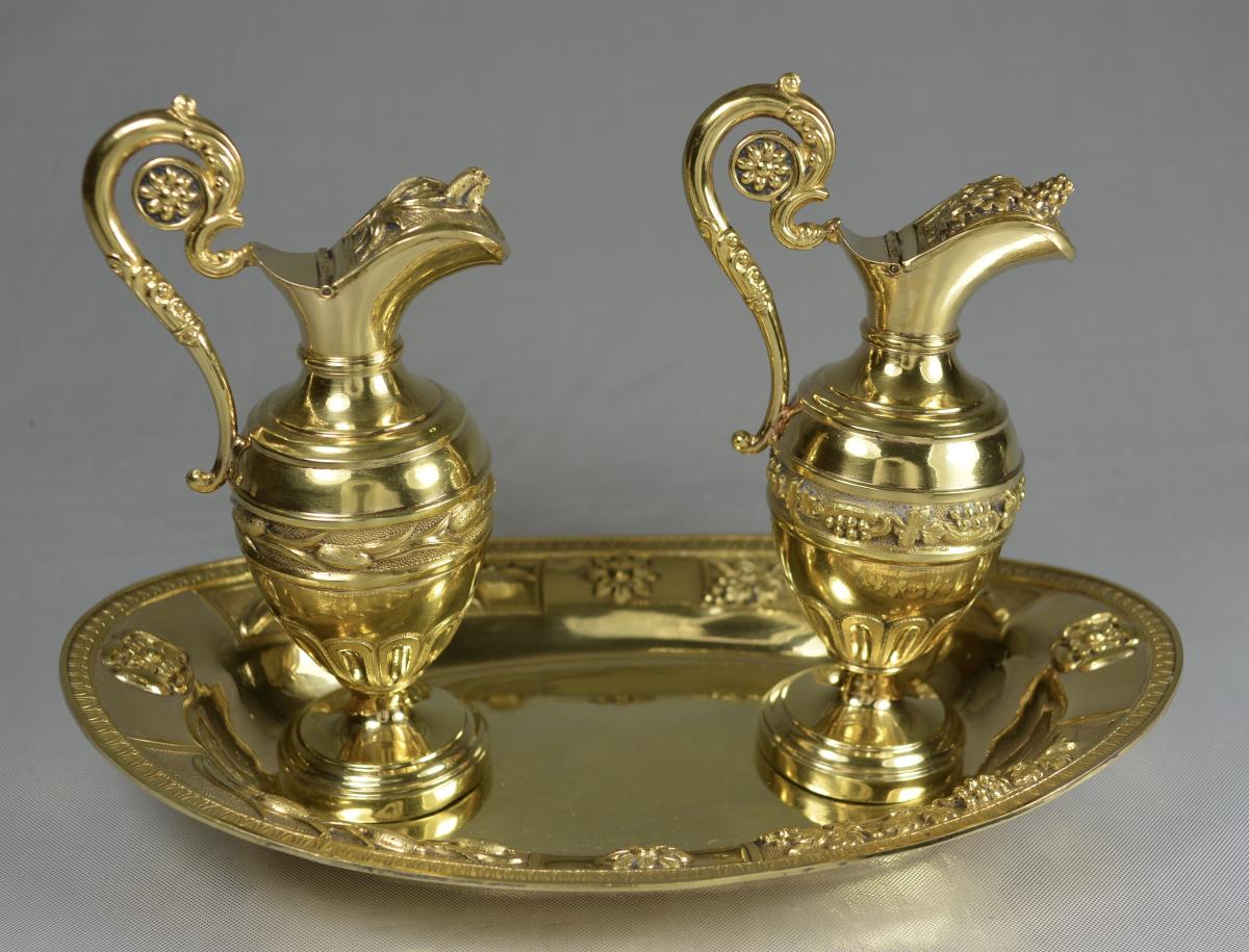 Burettes. Lavabo et ses deux burettes en vermeil.  Debut XX éme