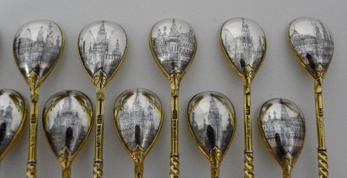 Russie XIXe Siècle. Ensemble De Dix Huit Cuillères En Argent Doré Et Niellé. -photo-3