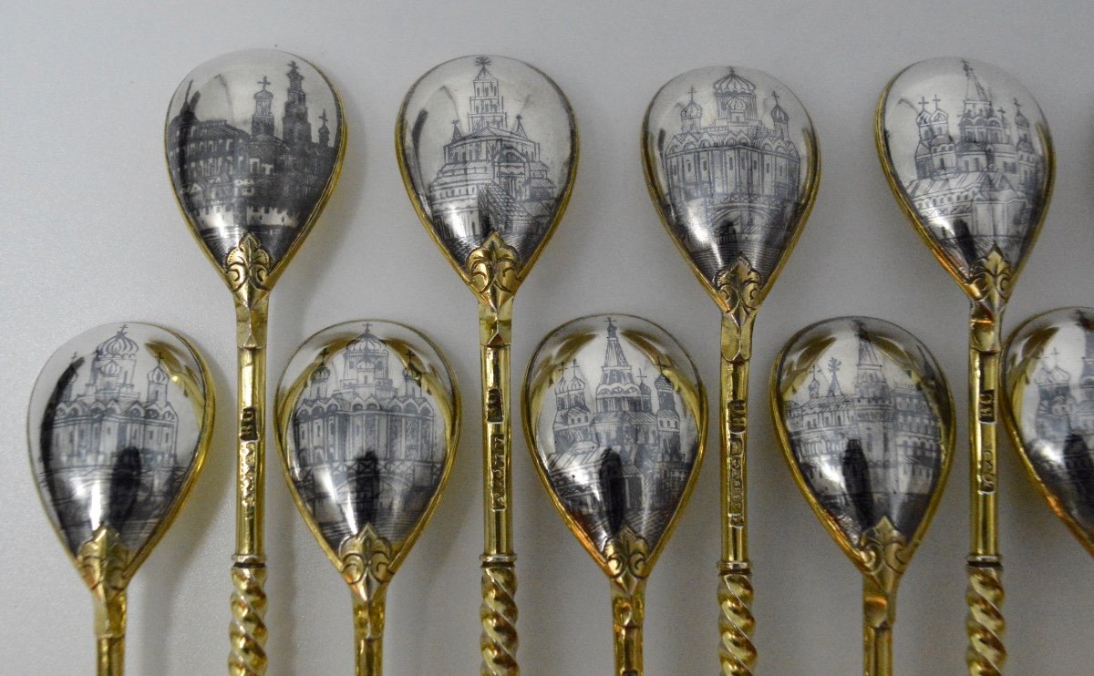 Russie XIXe Siècle. Ensemble De Dix Huit Cuillères En Argent Doré Et Niellé. -photo-1