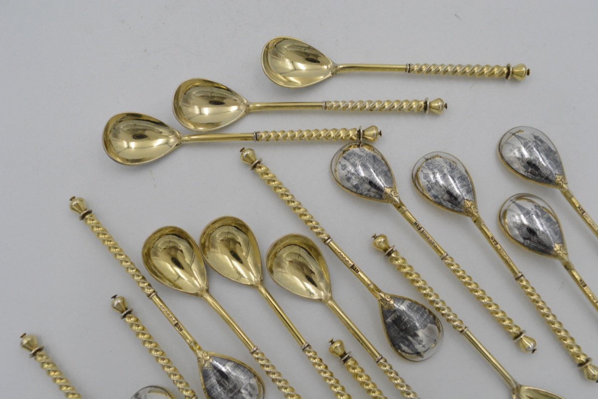 Russie XIXe Siècle. Ensemble De Dix Huit Cuillères En Argent Doré Et Niellé. -photo-8