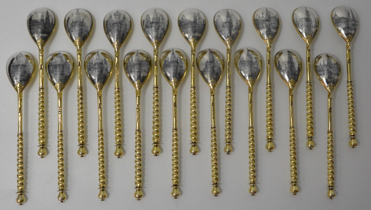 Russie XIXe Siècle. Ensemble De Dix Huit Cuillères En Argent Doré Et Niellé. 