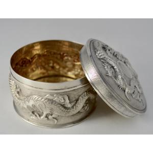 Chine vers 1900. Boite en argent par Hung Chong & Co