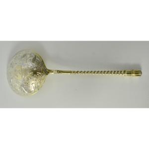 RUSSIE VERS 1883. Cuillere à caviar en argent doré. 