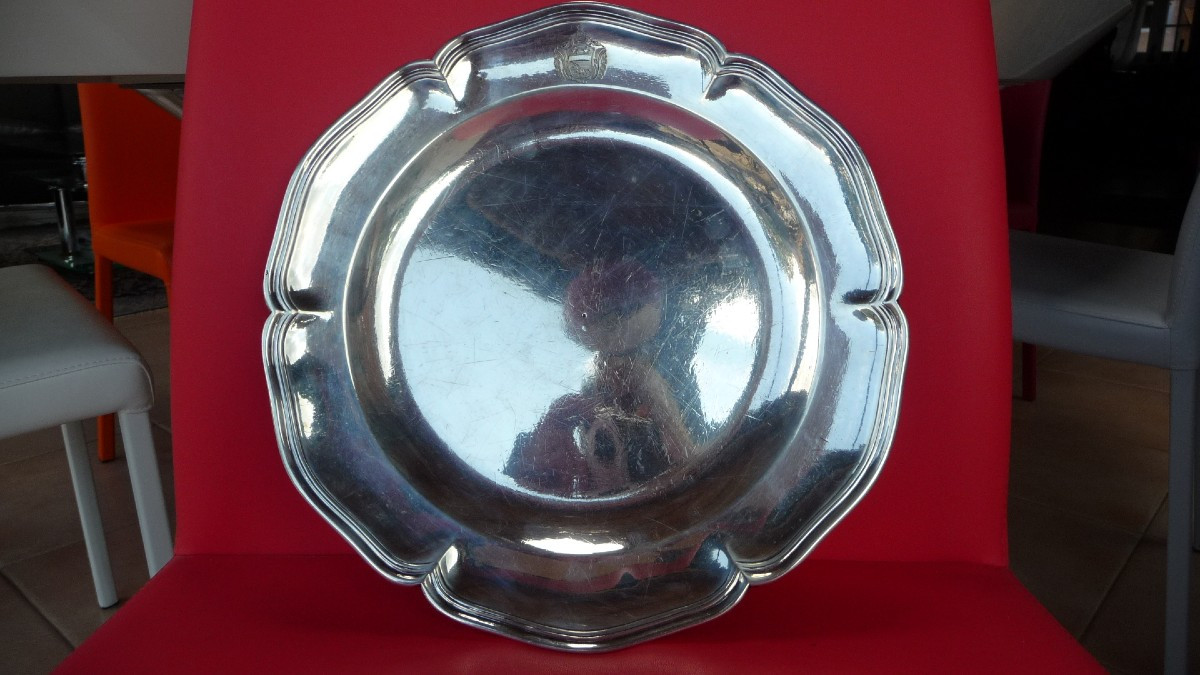 Plat armorié en argent 18 ème (poinçons de Paris. charge (A couronné 1768) lettre date H 1771.