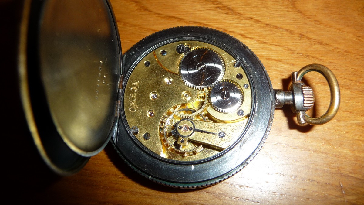 OMEGA: Montre de gousset de marque Oméga en acer bruni et laiton doré, d'époque 1900.-photo-3