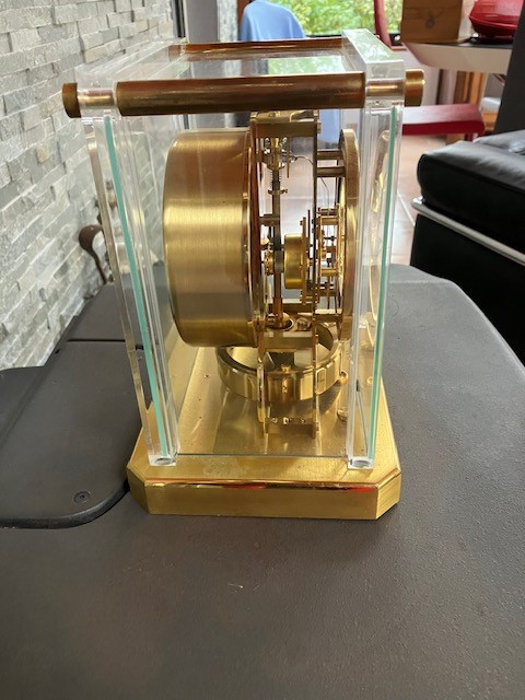 Atmos: Pendule Atmos (jaeger Le Coultre) en laiton doré, verre et plexiglas des années 60 .-photo-2
