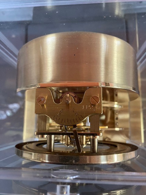 Atmos: Pendule Atmos (jaeger Le Coultre) en laiton doré, verre et plexiglas des années 60 .-photo-1