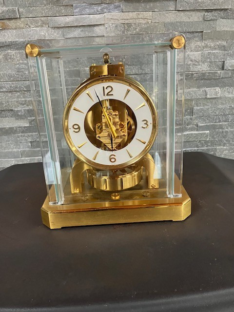 Atmos: Pendule Atmos (jaeger Le Coultre) en laiton doré, verre et plexiglas des années 60 .