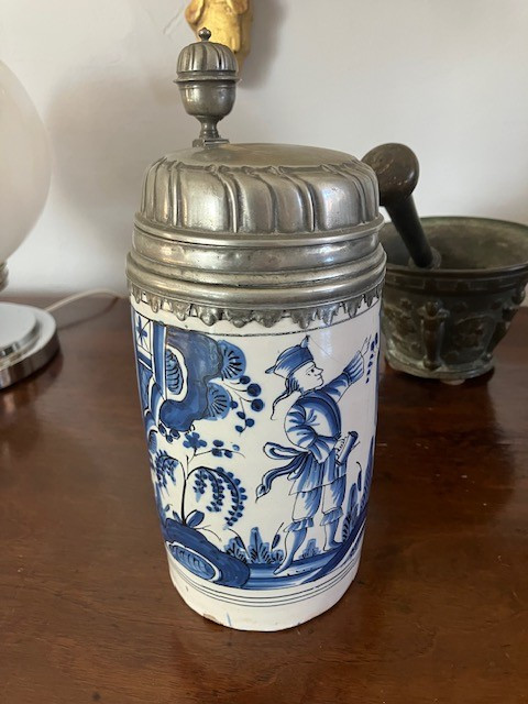 Pichet en faïence du XVIIIème siècle, de fabrication allemande avec couvercle en étain.