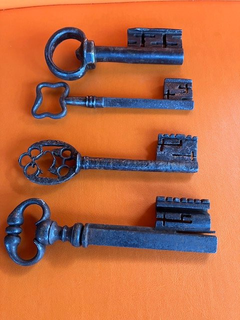 Keys: Four Wrought Iron Keys, Dating From The 17th Century And Renaissance Periods-photo-2