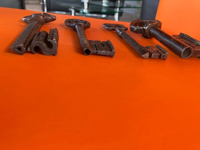 Keys: Four Wrought Iron Keys, Dating From The 17th Century And Renaissance Periods-photo-3