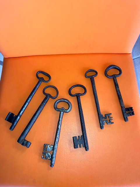 Keys: Six Very Large Wrought Iron Keys, Dating From The 17th And 18th Centuries-photo-2