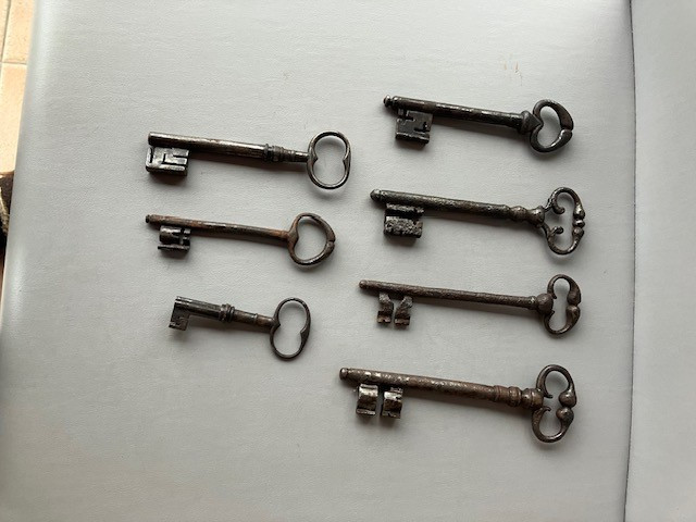 Keys: Seven Wrought Iron Keys, Dating From The 17th And 18th Centuries.