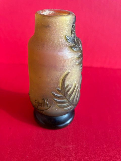 Gallé: petit vase en pate de verre dégagé à l'acideà décor floral de Gallé, début XXème siècle.-photo-2