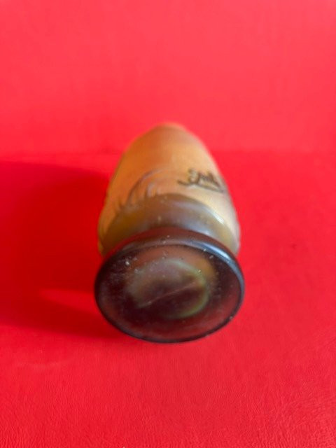 Gallé: petit vase en pate de verre dégagé à l'acideà décor floral de Gallé, début XXème siècle.-photo-3