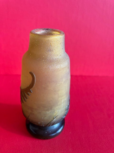 Gallé: petit vase en pate de verre dégagé à l'acideà décor floral de Gallé, début XXème siècle.-photo-4