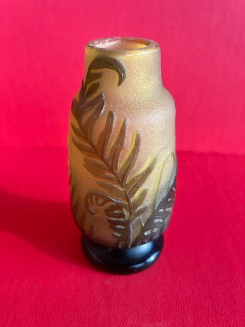 Gallé: petit vase en pate de verre dégagé à l'acideà décor floral de Gallé, début XXème siècle.