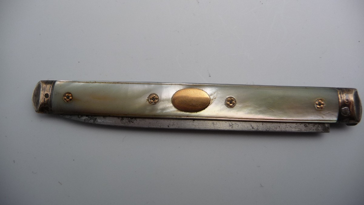 Couteau d'époque XVIIIème, en acier argent , nacre et or