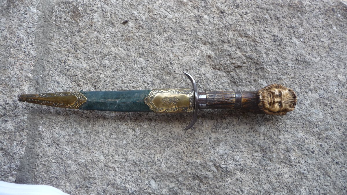 Dague de Chasse ou de vènerie avec la poignée en corne sculptée, époque XIXème