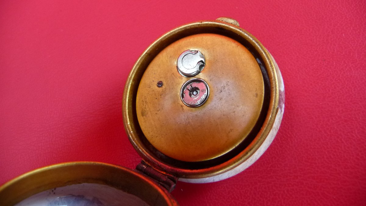 (Tabatière montre) entièrement émaillée, travail Viennois, époque napoléon III.-photo-2