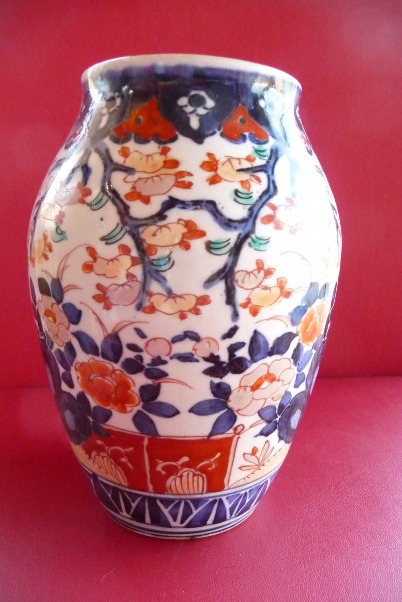 IMARI, Vase En Porcelaine  Japon XIXème.