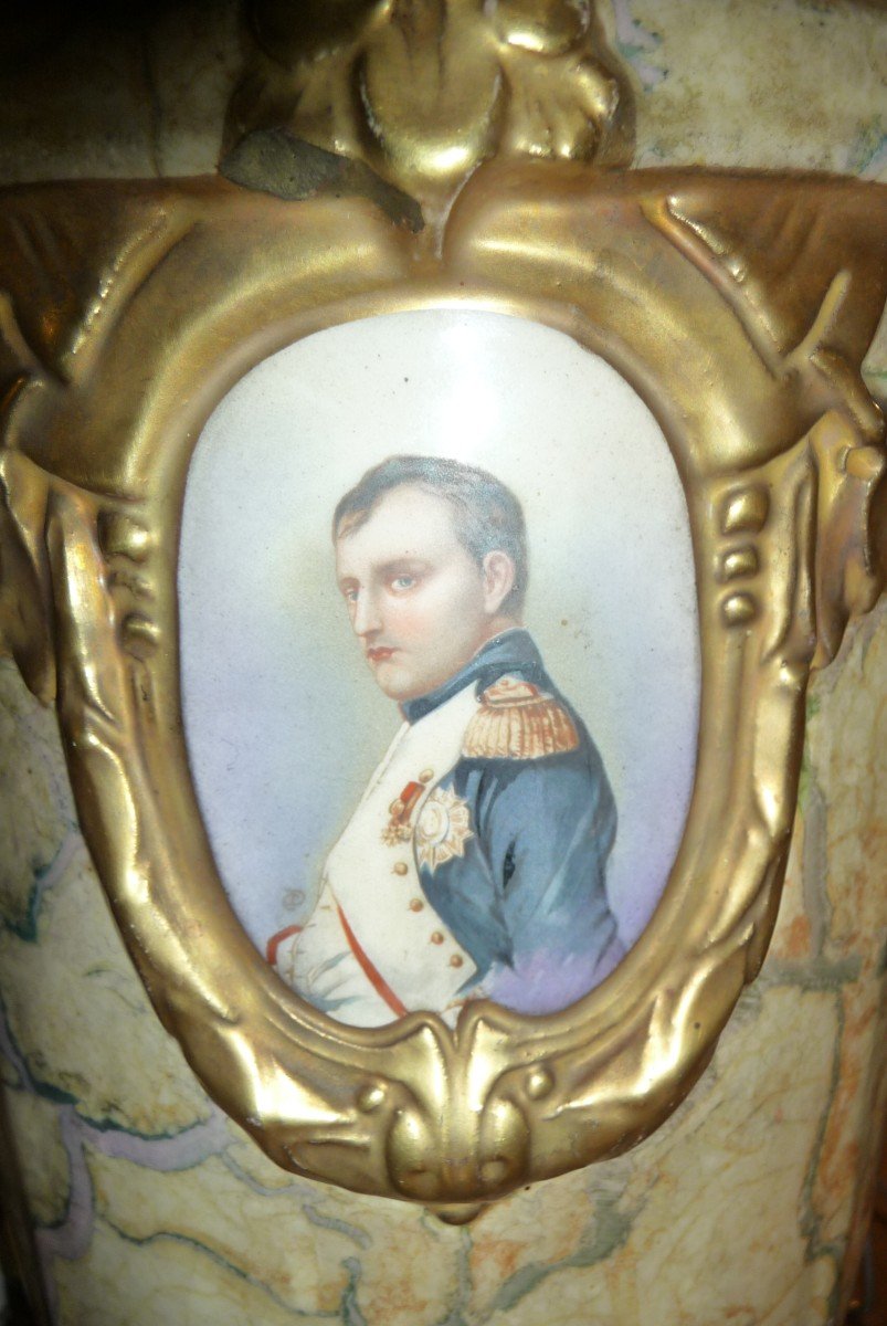 Grand Vase En Céramique, Avec Les Portraits En Médaillons De Napoléon Et De Joséphine.  XIXème.