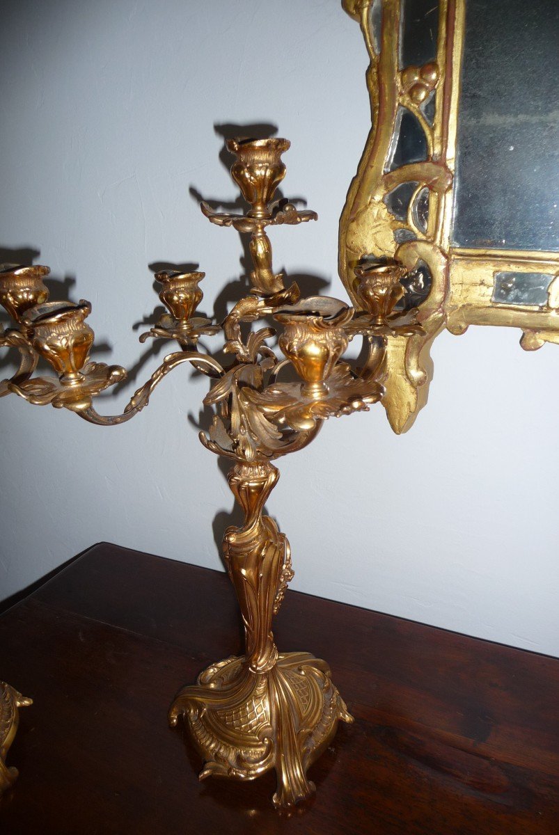 Grande Paire De Candélabres En Bronze Doré, De Style Louis XV, à Cinq Bras De Lumière.-photo-2