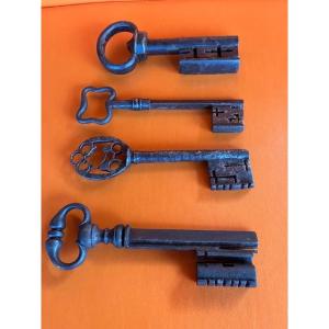 Keys: Four Wrought Iron Keys, Dating From The 17th Century And Renaissance Periods