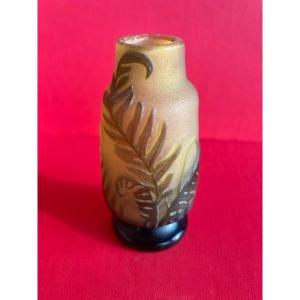 Gallé: petit vase en pate de verre dégagé à l'acideà décor floral de Gallé, début XXème siècle.