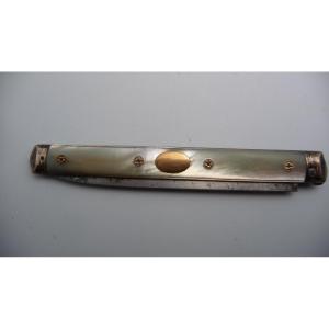 Couteau d'époque XVIIIème, en acier argent , nacre et or