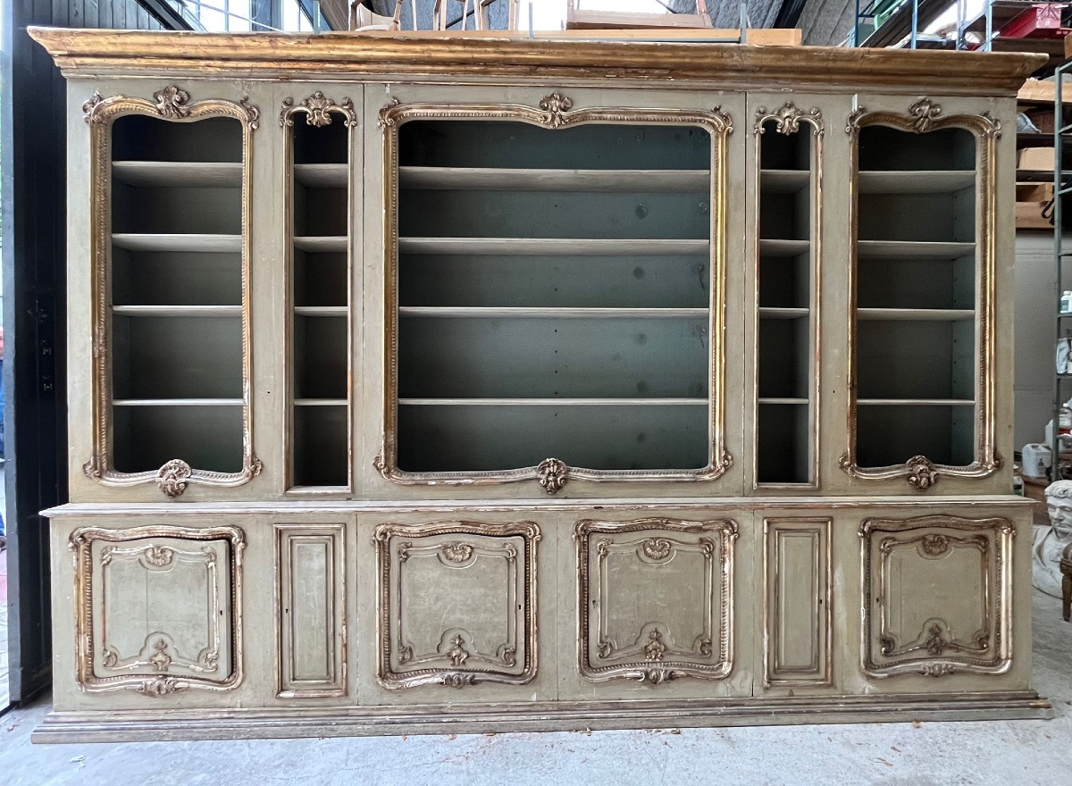 Grande Bibliothèque  Italie XIX Eme En Bois Laqué Crème Et Argentée 