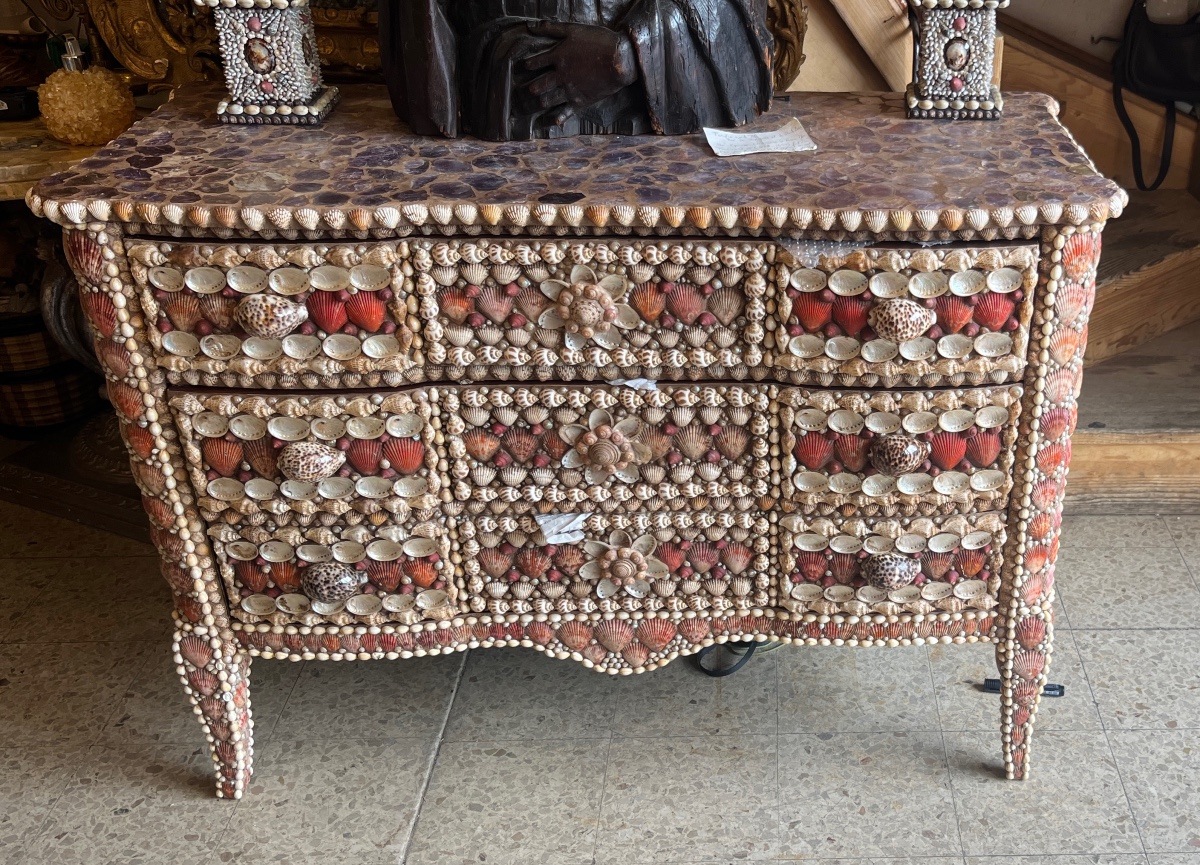 Commode unique  Habillée De Coquillages  et plateau en mica  
