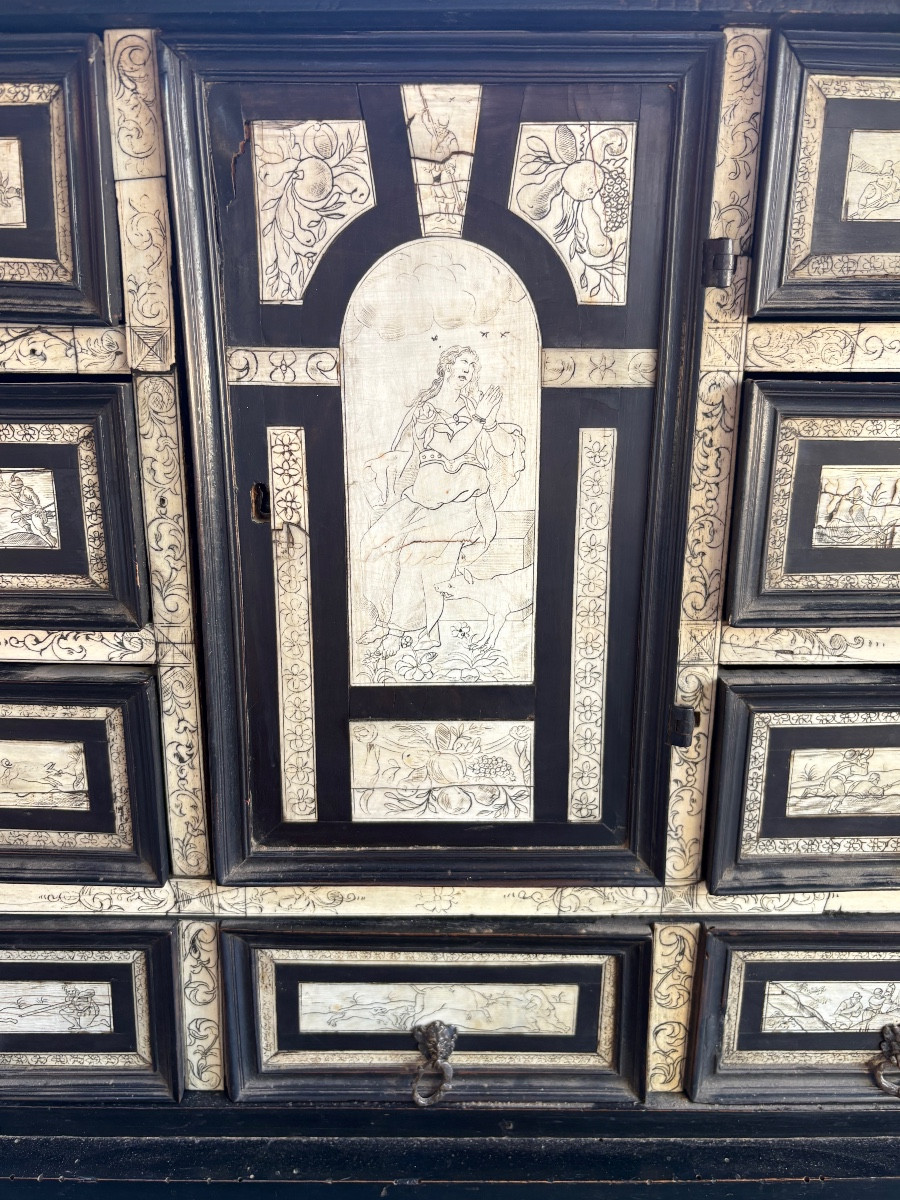 Cabinet  de voyage époque XVII EME Italie Florence marqueterie d’  Ébène et os -photo-1