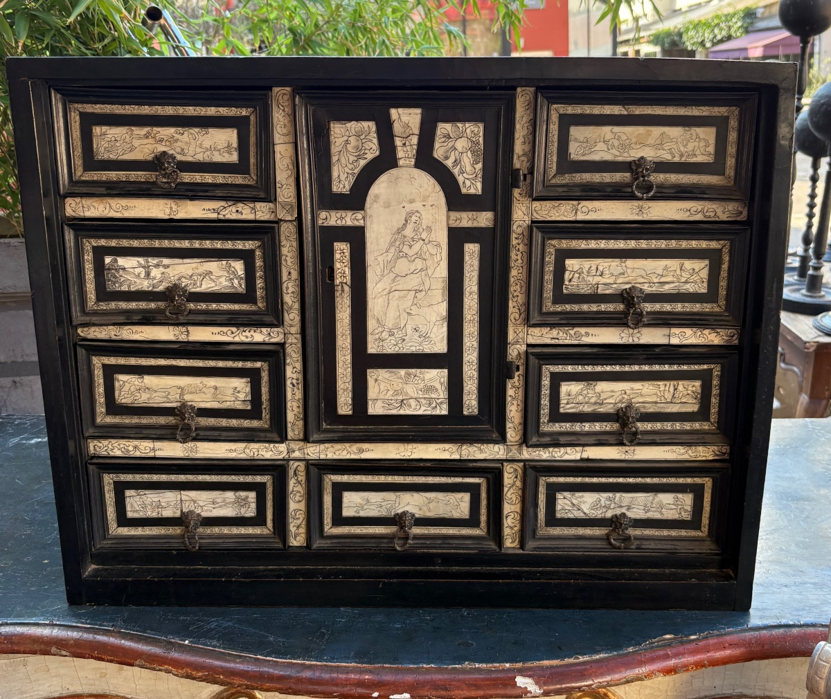 Cabinet  de voyage époque XVII EME Italie Florence marqueterie d’  Ébène et os 