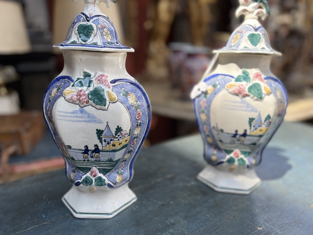 Garniture de cinq vases en faïence de Delft, Début du XXe siècle.-photo-2