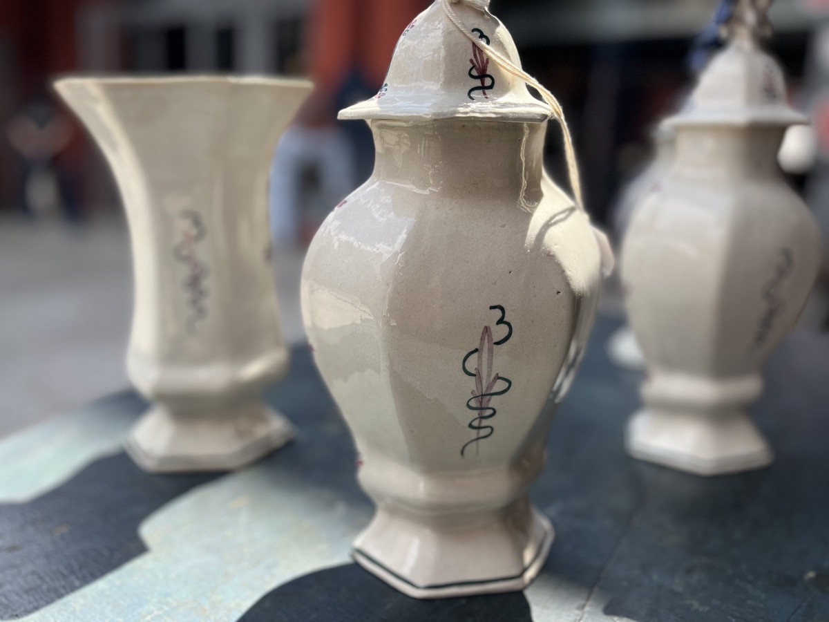 Garniture de cinq vases en faïence de Delft, Début du XXe siècle.-photo-1